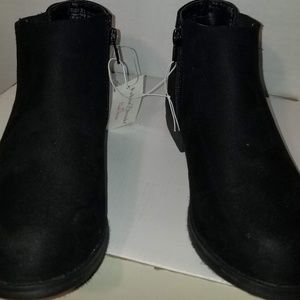 1/3
Youth Girl's Size 2 Bobbie Brooks Ankle Boots